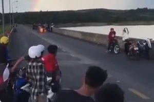 2 xe máy tông nhau phát lửa, 1 học sinh tử vong