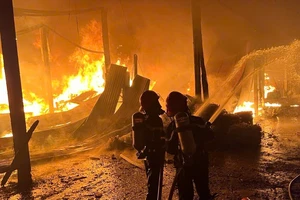 Đắk Lắk: 70 cảnh sát phối hợp cùng người dân dập đám cháy xưởng phế liệu
