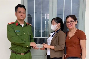 Mua hàng 100.000 đồng, chuyển nhầm hơn 100 triệu đồng nhưng không biết