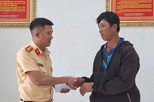 CSGT trao trả 29 triệu đồng cho thương lái sầu riêng