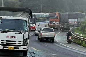 Xe khách và xe tải va chạm liên hoàn, hai hành khách thương vong