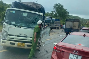 Xe tải và xe tập lái va chạm liên hoàn trên quốc lộ, 3 người bị thương