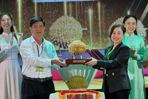 1 trái 'nữ hoàng sầu riêng' Ri6 đưa ra đấu giá, thu về hơn 1,4 tỉ đồng