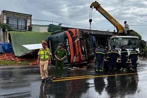 Lật xe khách trên quốc lộ 14, bốn người tử vong, nhiều người bị thương