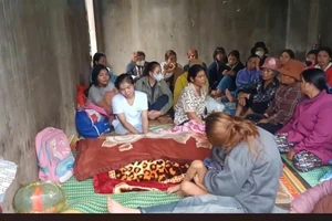 Tạm giữ tài xế lùi ô tô trong sân trường làm học sinh tử vong 