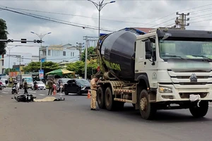 Va chạm với xe bồn chở bê tông, cụ ông tử vong