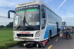 Va chạm với xe khách, hai vợ chồng đi xe máy thương vong