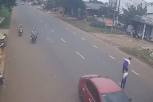 Né ô tô trên quốc lộ, nam sinh bị xe tải tông tử vong
