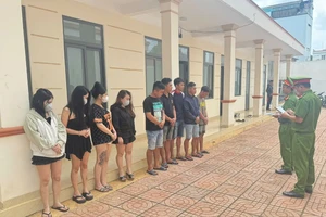 4 đôi nam nữ bày tiệc ma túy trong quán karaoke ở Đắk Lắk