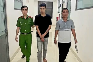 Nam thanh niên trộm tiền của đại lý phân bón để mua iPhone và xe máy