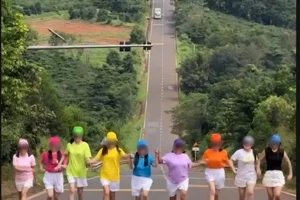 Nhóm phụ nữ dàn hàng ngang tạo dáng, quay clip trên đường 