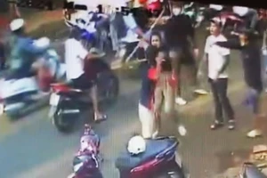 Cô gái cầm gậy lao vào nhóm thanh niên đang đánh nhau trên phố