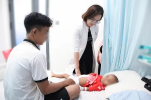 Nghiện ăn tóc, bé 3 tuổi phải nhập viện cấp cứu