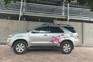 Bị xịt sơn khi đậu ô tô sai quy định ở vỉa hè