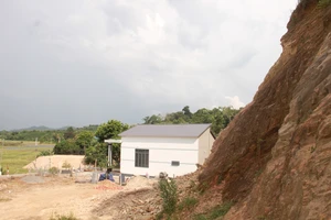 Đắk Lắk: Nguy cơ sạt lở từ việc người dân khoét núi, bạt đồi làm nhà