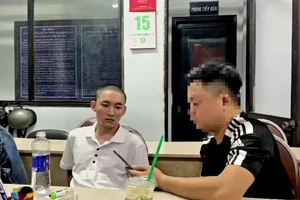 Đang ở cùng bạn gái trong khách sạn ở TP.HCM thì bị công an bắt