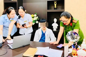 Chuyển hồ sơ cho công an điều tra cơ sở khám bệnh chui trong tiệm hớt tóc ở Gia Lai