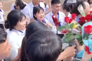 Xúc động hình ảnh học sinh tri ân thầy hiệu trưởng trong lễ chia tay