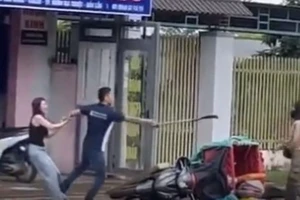 Nam thanh niên đánh đấm túi bụi, rồi cầm rựa đòi chém nữ shipper