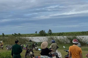 Lật xuồng giữa hồ, hai vợ chồng tử vong