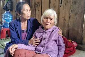 Vụ xe máy cày cán 2 người trú mưa tử vong: 'Tôi đợi cơm nhưng con không về'