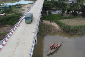 Chấn chỉnh vụ xe chở cát qua cầu, người dân phải thuê đò qua sông
