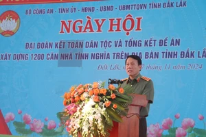 Bộ trưởng Công an Lương Tam Quang dự lễ tổng kết trao 1.200 căn nhà cho người nghèo