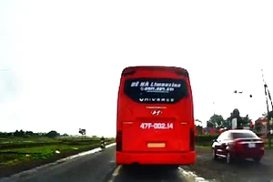 Đắk Lắk: Xe khách ngang nhiên dừng giữa quốc lộ để đón khách