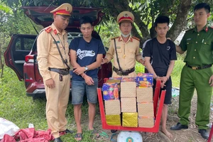 Truy đuổi ô tô vi phạm tốc độ, công an phát hiện ma túy và pháo nổ