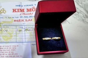 Đi ăn bún đỏ, đôi tình nhân để quên cặp nhẫn cưới và cái kết có hậu