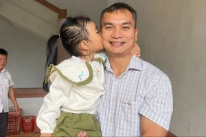 2 cán bộ công an cứu kịp bé gái 3 tuổi sắp rơi từ tầng 4