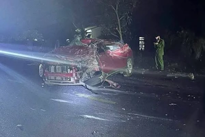 Ô tô vỡ nát, chủ tịch xã bị thương sau va chạm với xe tải