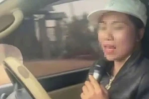 Thông tin mới vụ nữ tài xế vừa lái xe vừa cầm micro hát karaoke