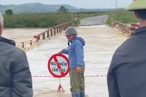 Cầu ngập, giáo viên, học sinh 1 xã ở Đắk Lắk phải đi đường vòng 