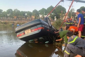  Ô tô lao xuống hồ thuỷ lợi, tài xế may mắn được cứu