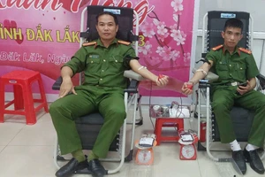 Gác lại công việc, hai chiến sĩ công an cấp tốc đi hiến máu cứu người