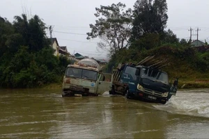 Xe tải bị nước cuốn, 20 người dân dùng dây thừng cứu tài xế và phụ xe