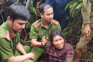 Clip công an xuống giếng sâu cứu 1 phụ nữ bị nạn