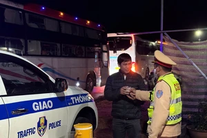 Cảnh sát giao thông Đắk Lắk chuẩn bị trà, cà phê mời tài xế 