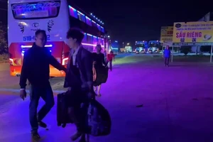 Sản phụ bị vỡ ối trên xe khách, tài xế cầu cứu cảnh sát giao thông