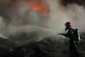 Nhanh chóng dập tắt đám cháy bãi lốp xe cũ ở Buôn Ma Thuột