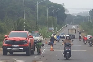 Cụ ông 82 tuổi chạy xe máy va chạm ô tô bán tải, tử vong 