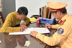 Tài xế ô tô chặn đầu xe khách trên quốc lộ bị lập biên bản vi phạm