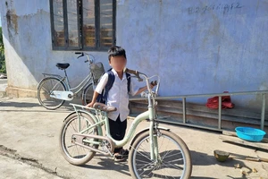 Vụ 3 cháu bé đạp xe gần 50 km tìm cha vì nhớ: Người mẹ đã xuất hiện