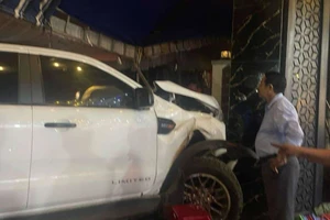 Ô tô bán tải tông chủ tiệm vàng tử vong