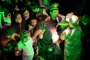 Cảnh sát kịp hỗ trợ 1 phụ nữ mang bầu ngất xỉu trong Lễ hội ánh sáng Buôn Ma Thuột