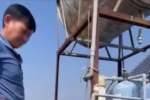 Nam sinh tử vong cạnh bồn nước khi leo lên mái nhà chơi trốn tìm