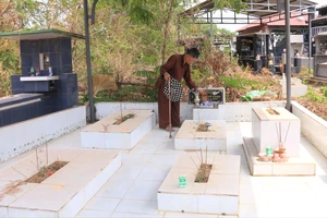 Cảm động chuyện vợ chồng cụ ông lượm ve chai nhặt 19 hài nhi bị bỏ rơi giữa bãi rác