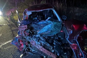 Va chạm xe khách, ô tô con biến dạng, hai người bị thương
