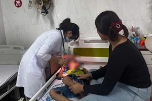 Bé trai ho kéo dài vì... đèn led, tẩy bút chì ở phế quản và mũi